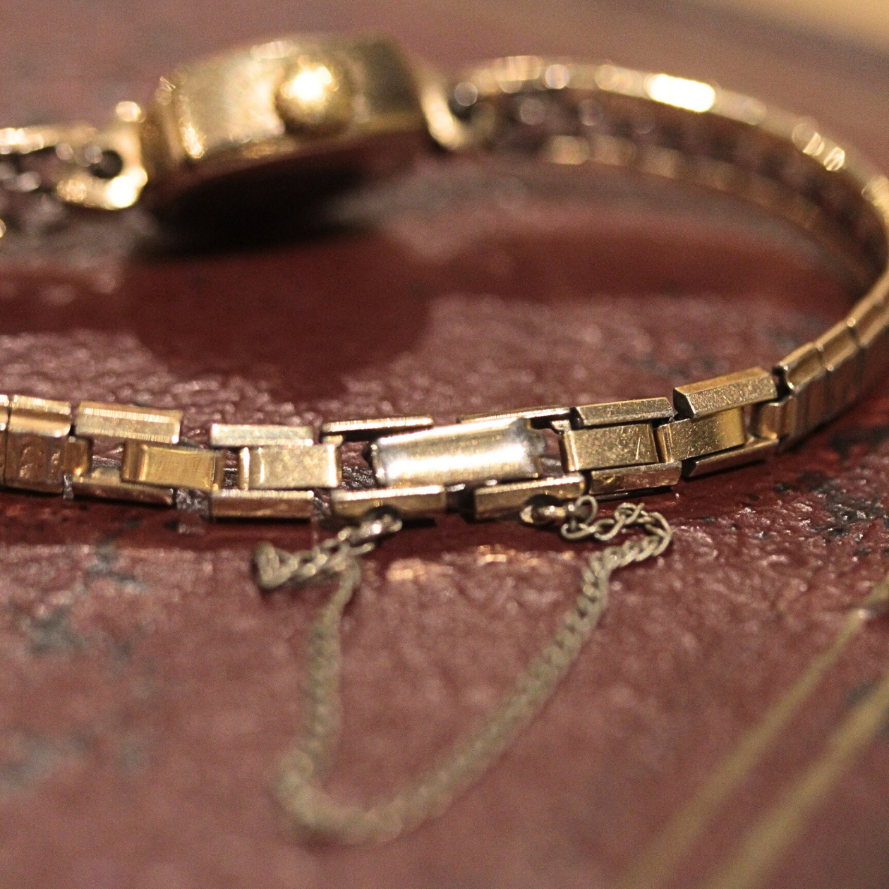 【腕周り】約15.5cm(コマ調整で約1cm短くすることは可能)