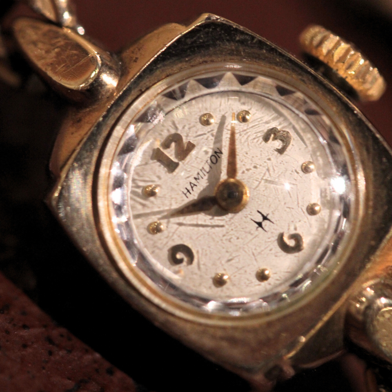  小さなケースに光に反射してキラキラと輝くカットガラスの風防が特徴的