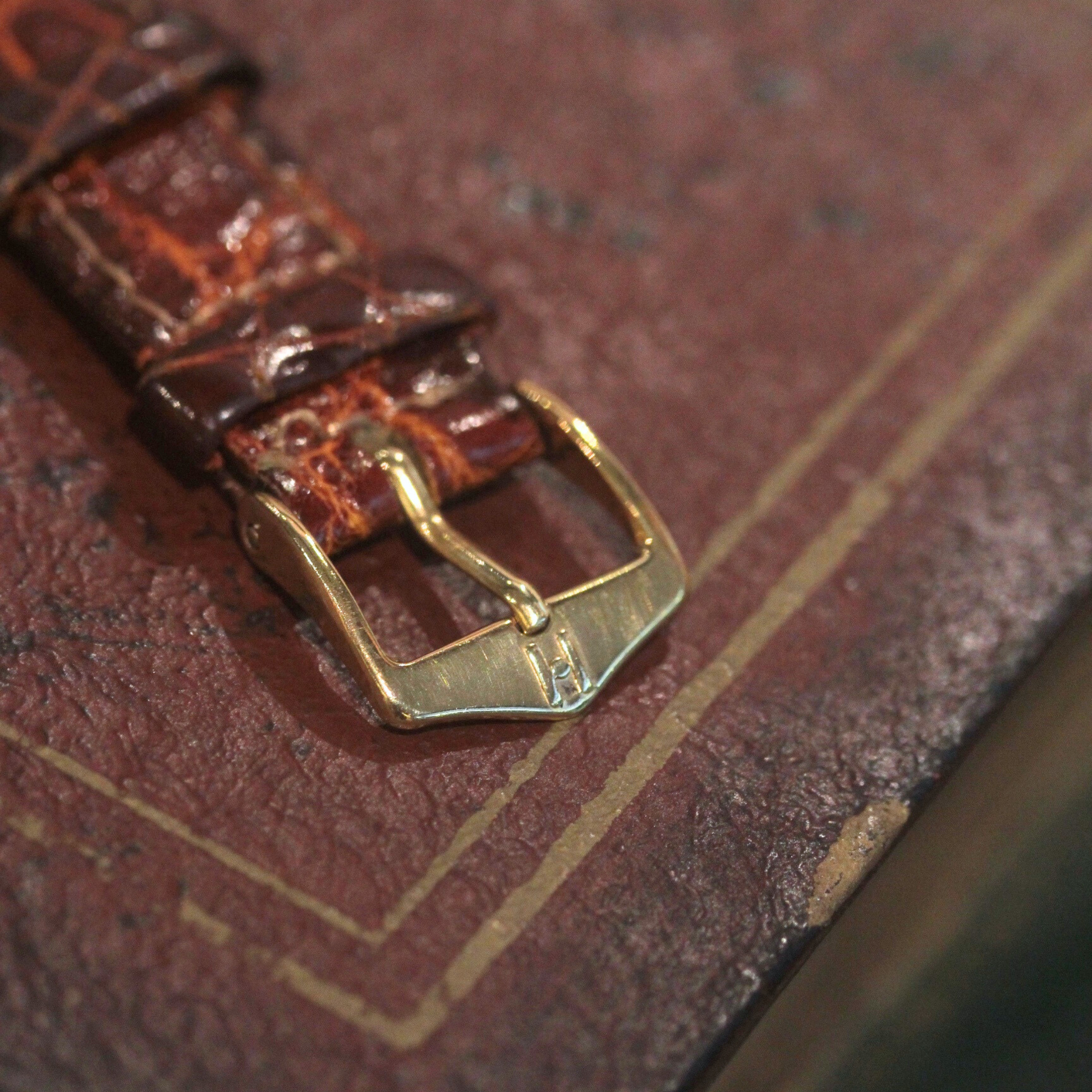 hermesのマークが入った尾錠部分