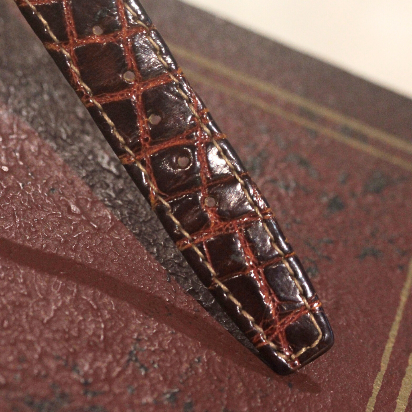 社外品ですが新品の革ベルトを使用