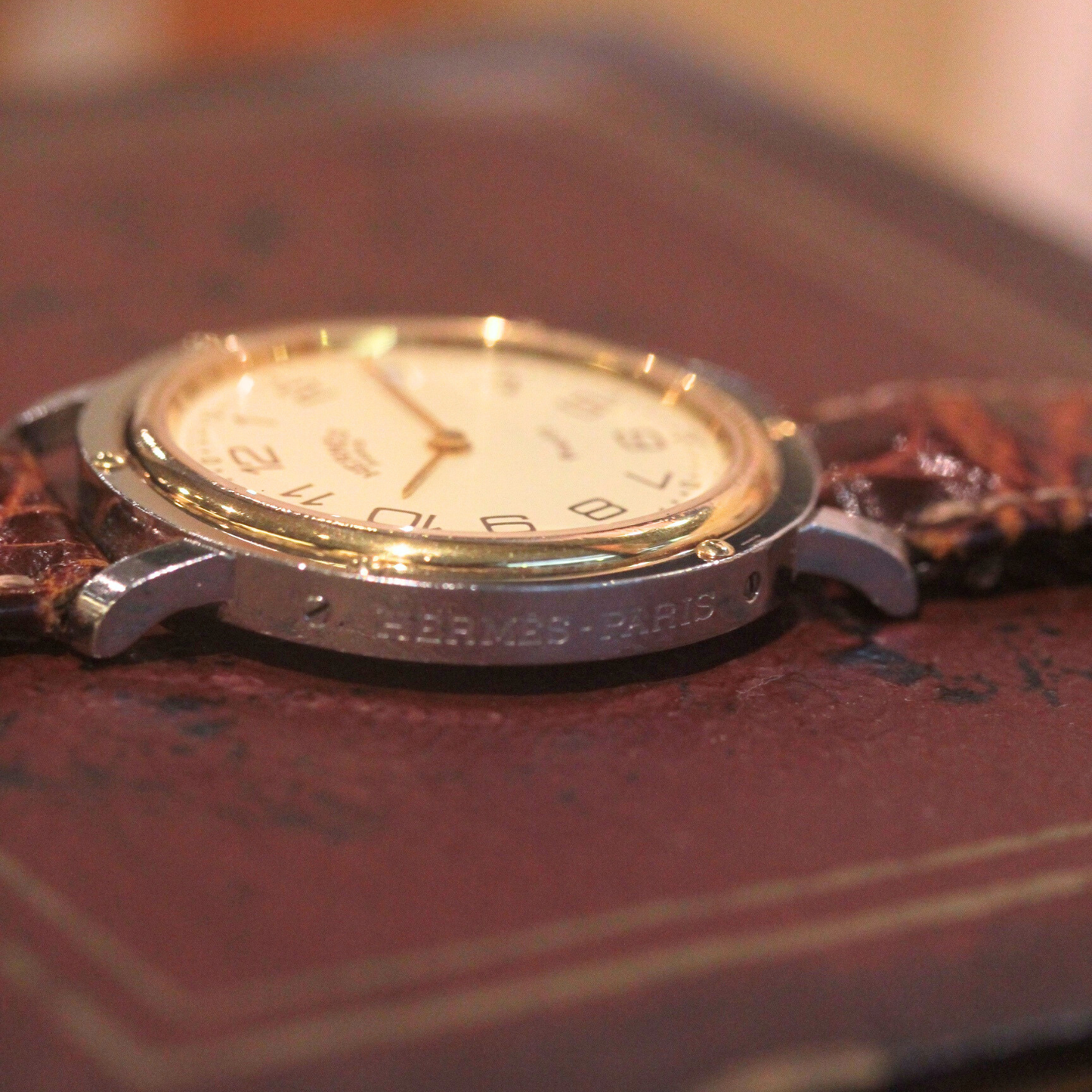 側面にも"HERMES PARIS"の文字が刻印されています