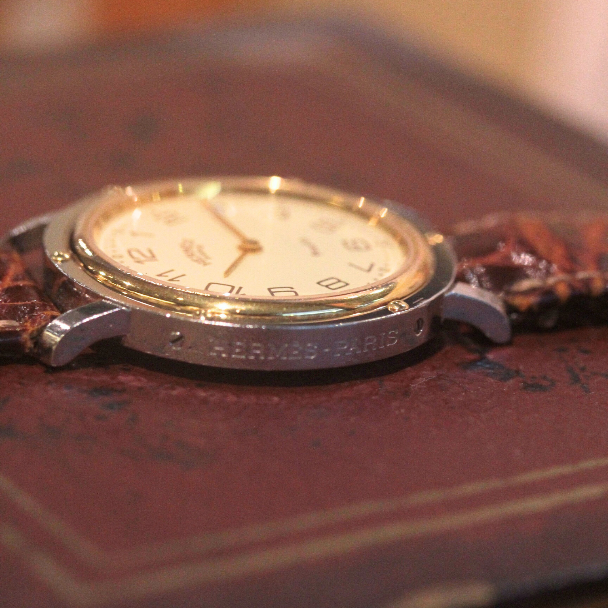 側面にも"HERMES PARIS"の文字が刻印されています