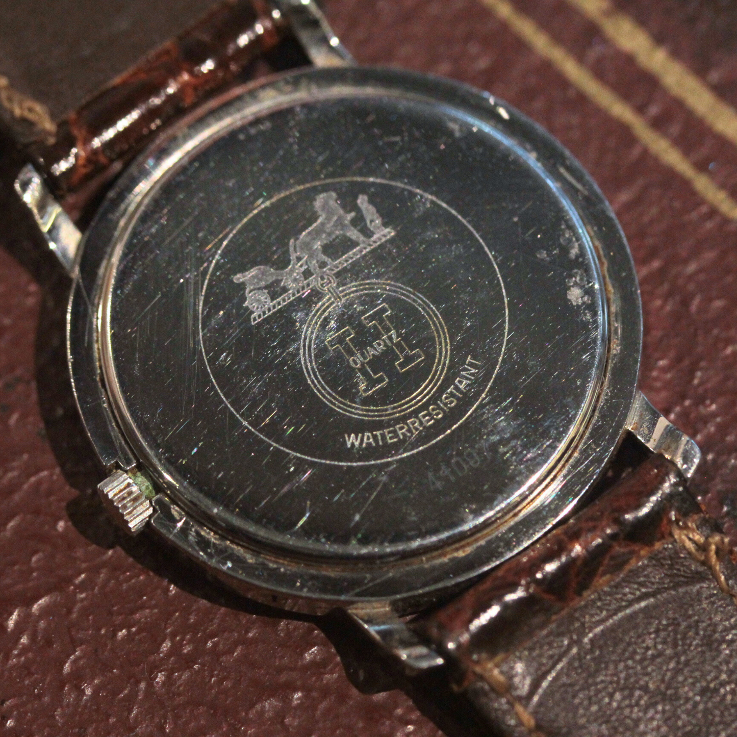 裏蓋にはエルメスを代表する馬車のロゴが刻まれております。