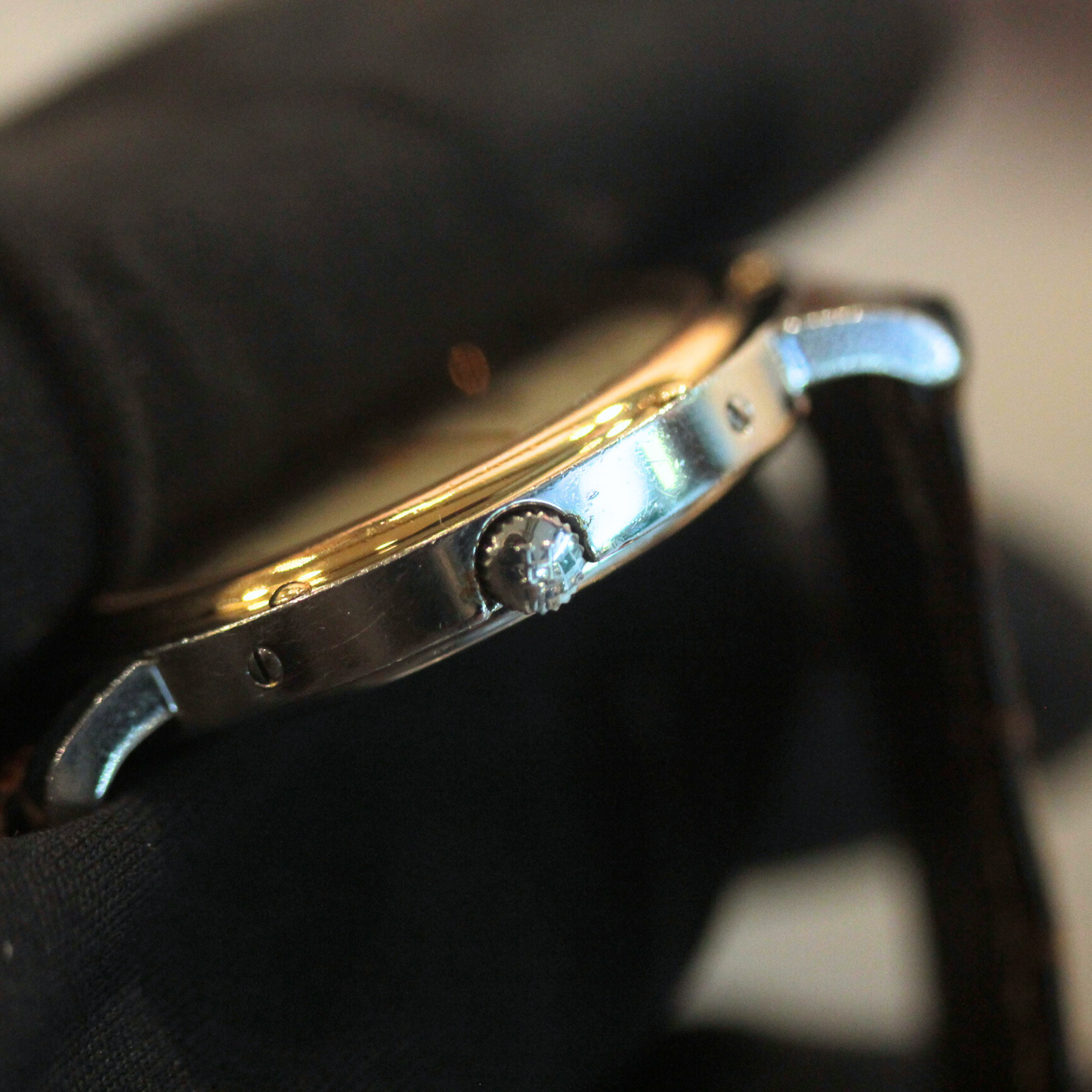 尾錠やリューズ部分と言った細かい部分まで"H"が施されております