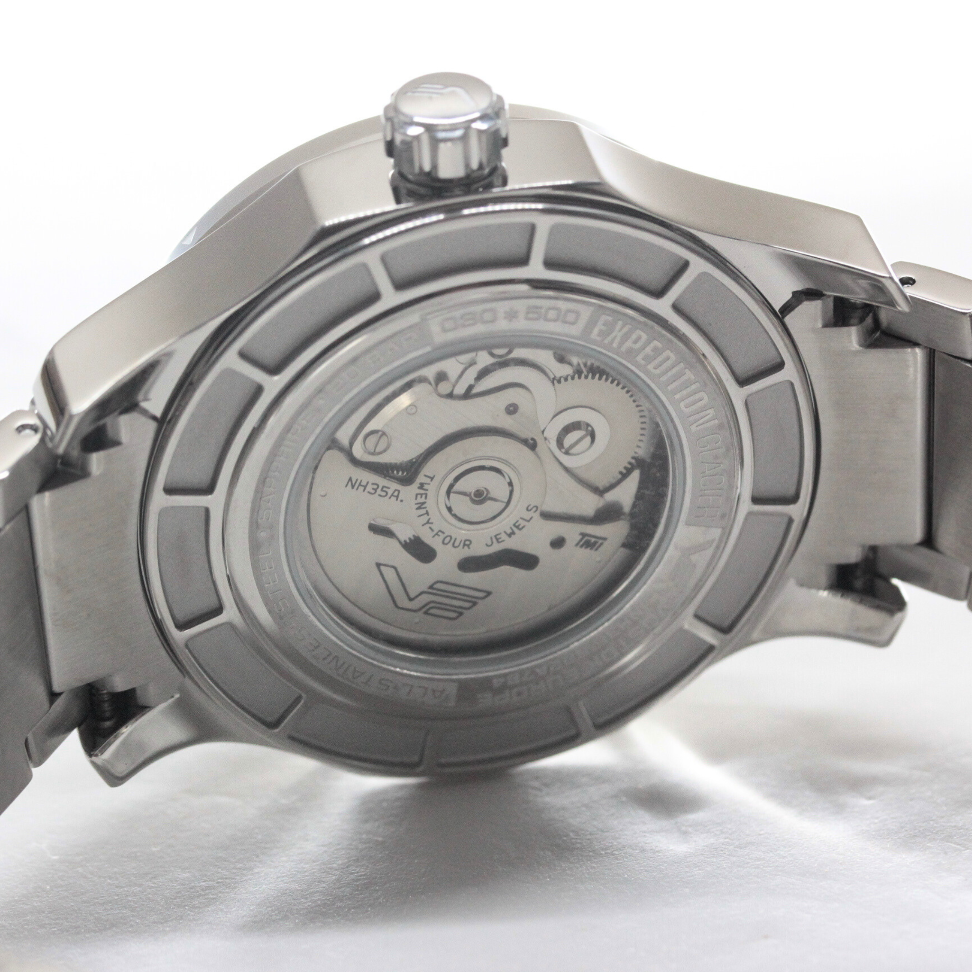 ケースバックはスケルトン仕様、シリアルナンバー入り