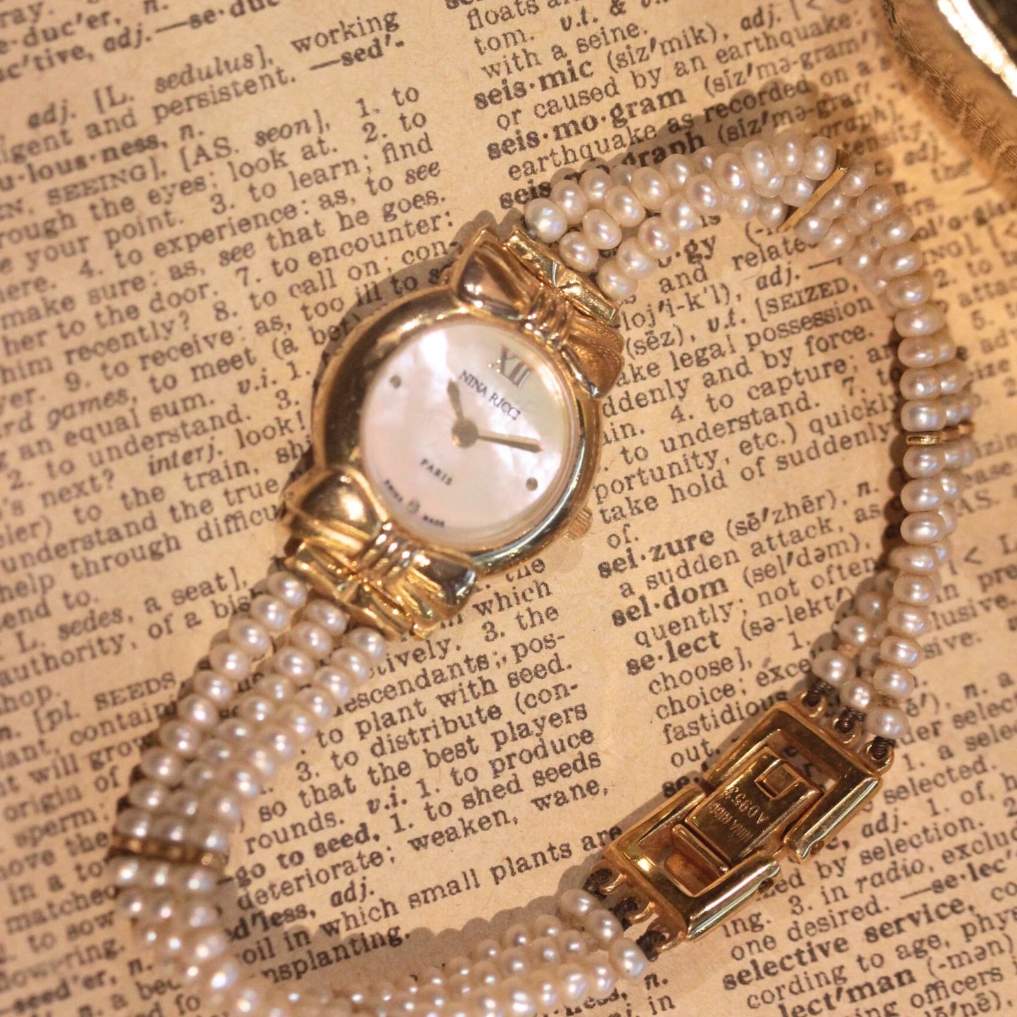 3連のフェイクパールブレスレットがポイント。