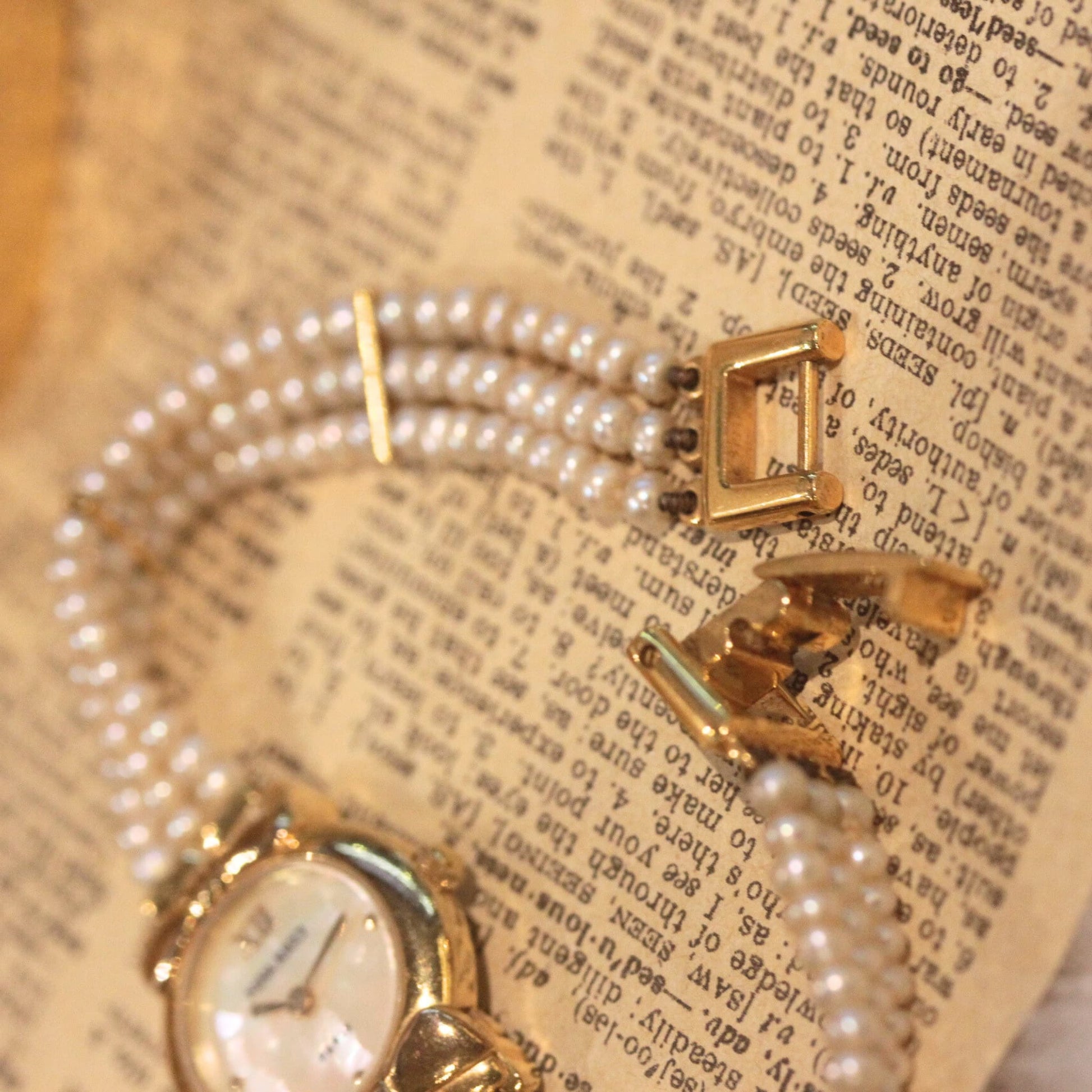 ドレスと合わせるとクラシカル雰囲気に、普段遣いに合わせるとガーリーな雰囲気にもなる万能ウォッチ