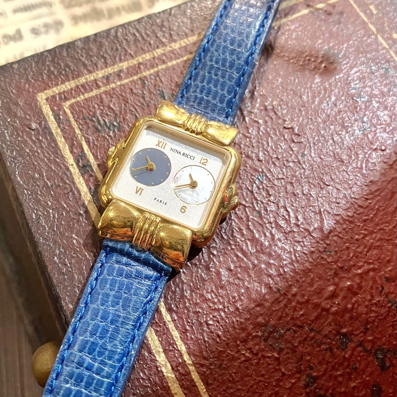 青いベルトにゴールドのリボン