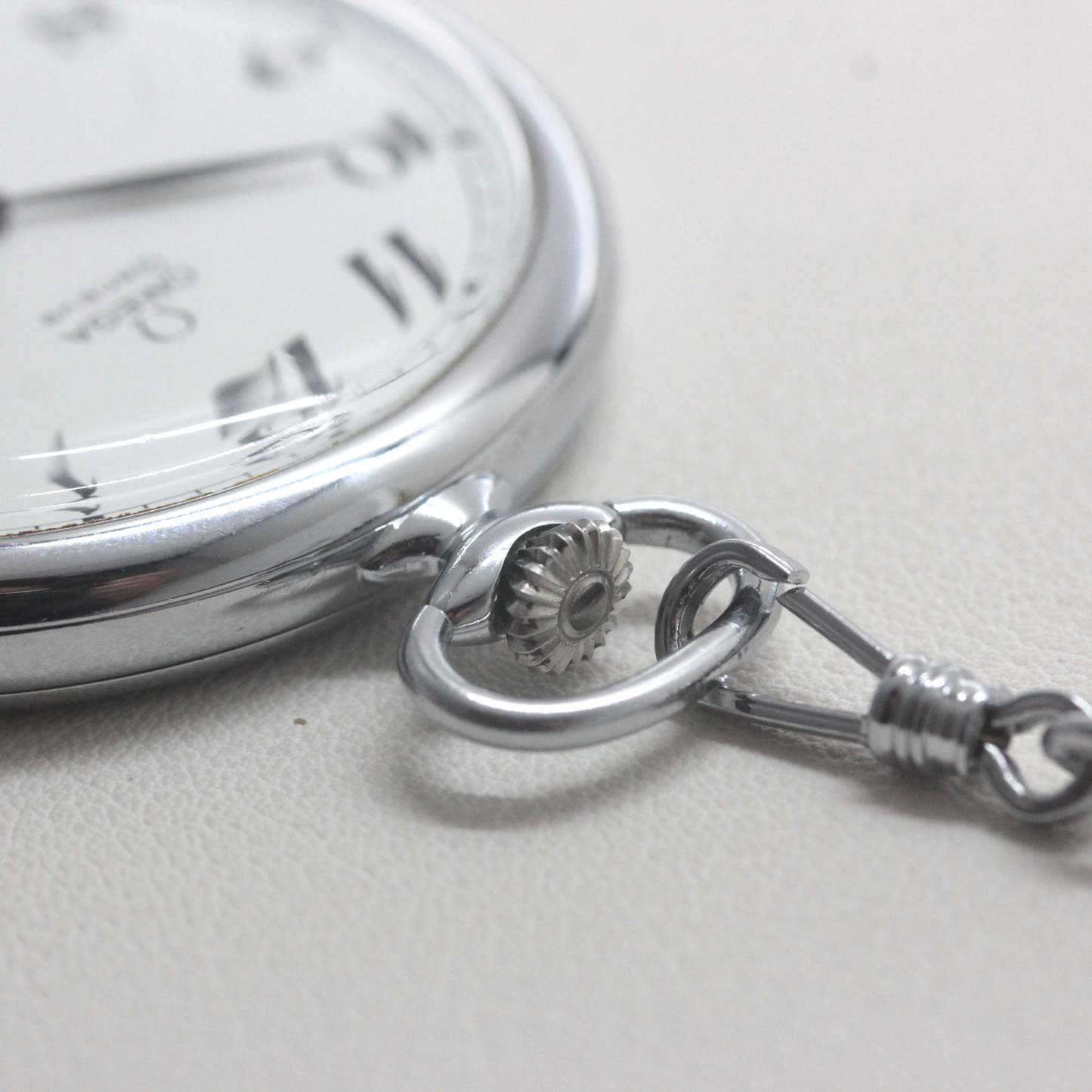 12時方向にゼンマイの巻き上げ、時刻調整を行うリューズ