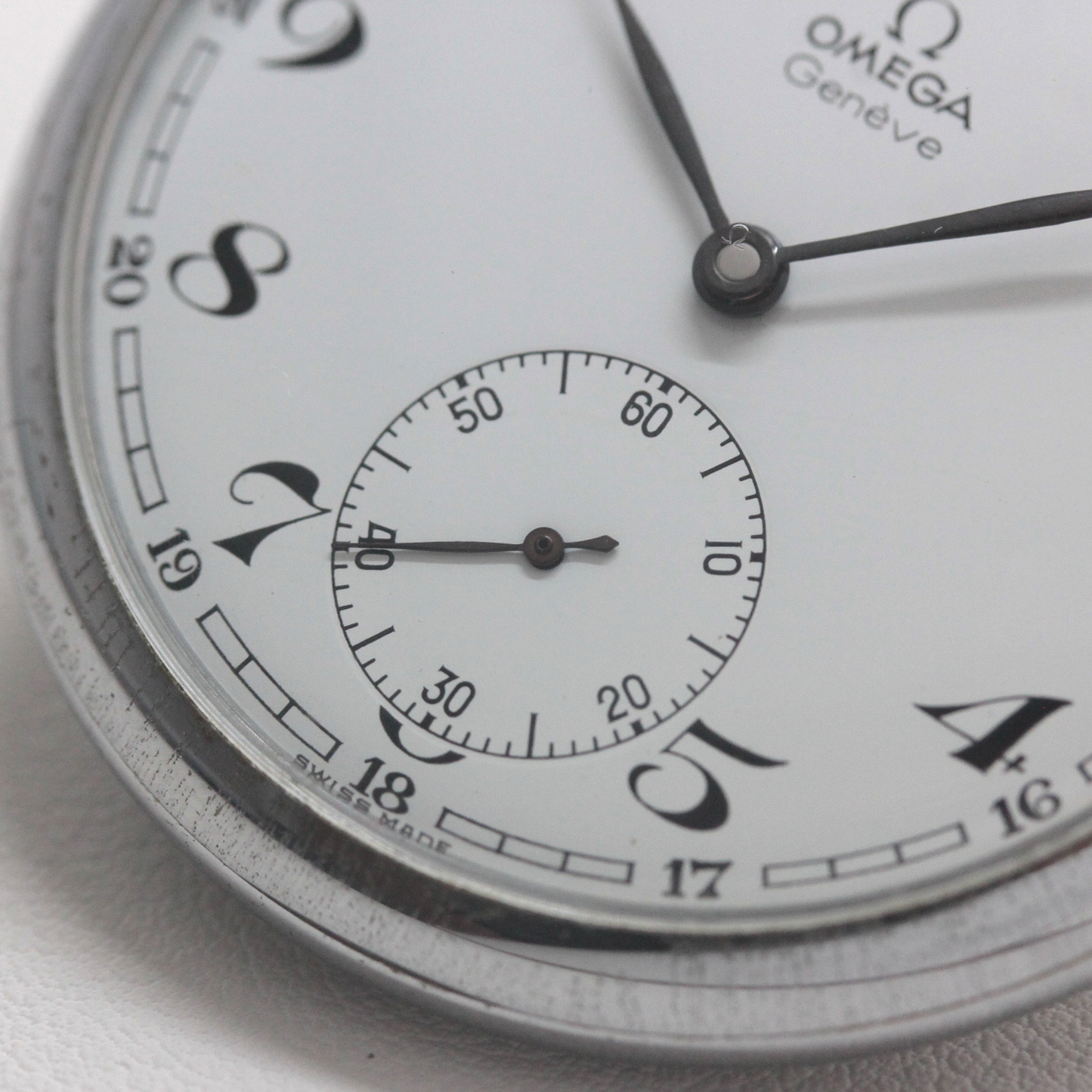 6時方向には秒針を表示するスモールセコンド