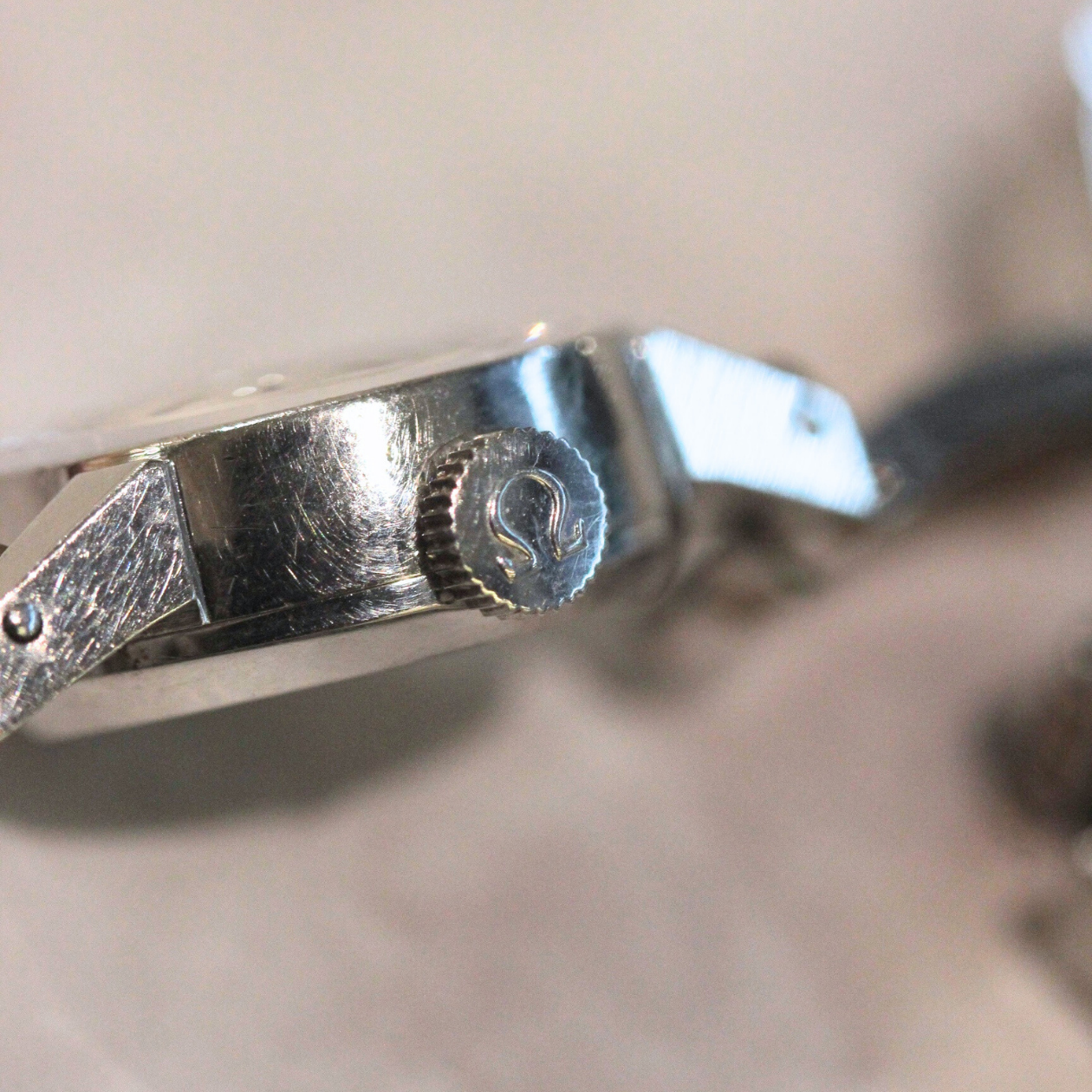 OMEGA / オメガ / DE VILLE（オメガ デビル）/ 1969年式 / 手巻き式 / ヴィンテージ / 腕時計 / omega-674-08 リューズ部分