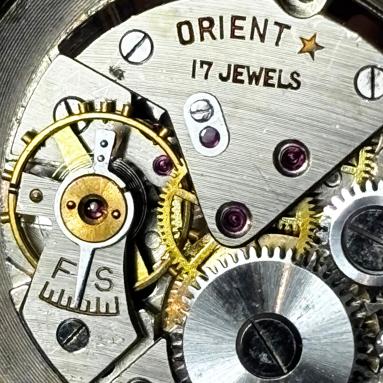 ヴィンテージならではのチラネジのてんぷが搭載された17石ムーブメントが特徴 orient-637-11