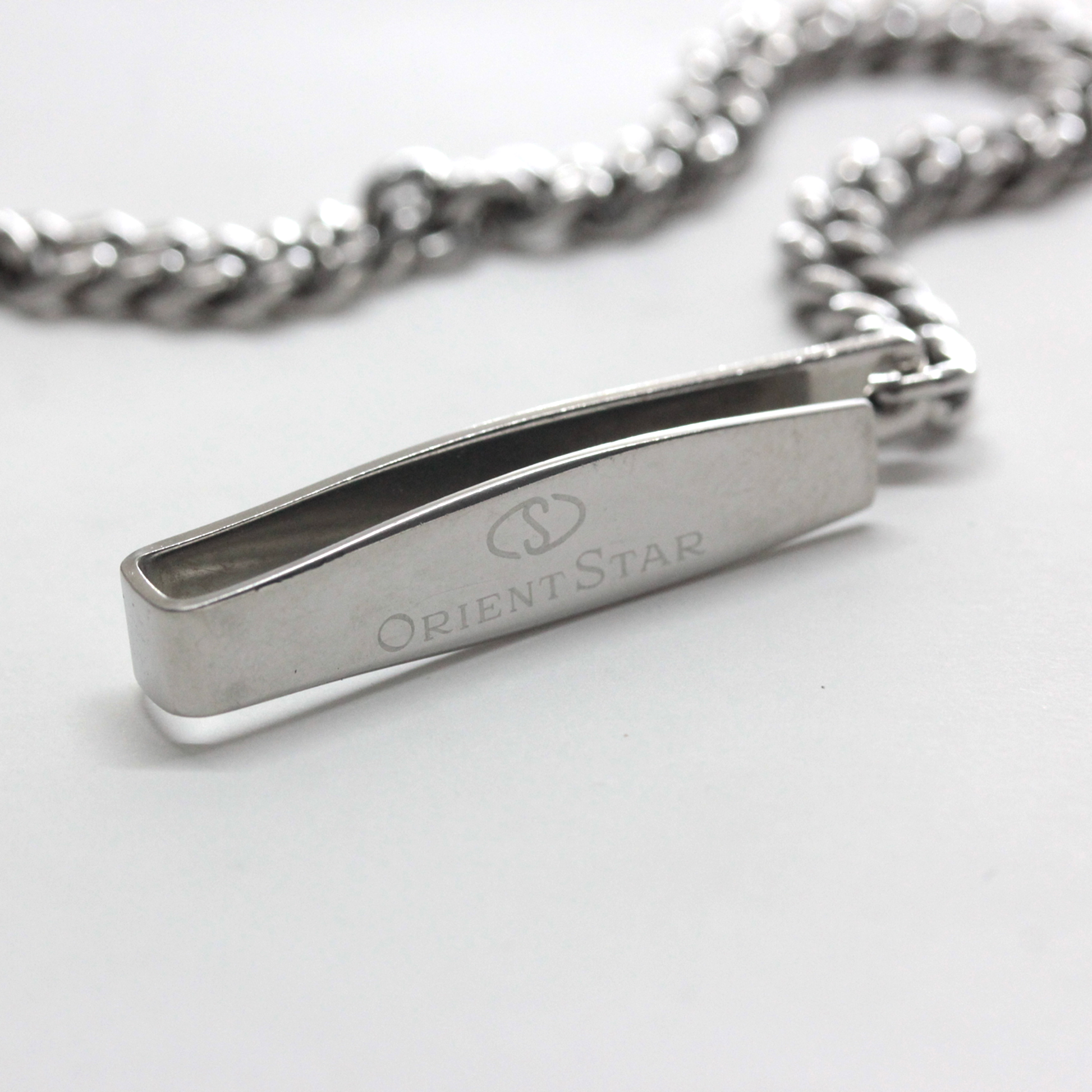 ゼンマイの巻き残量を表示するパワーリザーブインジケーターを内蔵したオリエントスターロイヤル