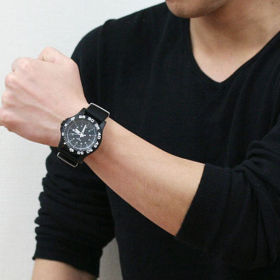 トレーサー/TRASER/H3/タイプ6/ＭＩＬ-Ｇ スポーツ レッド P6600.41F.1Y.01Spec/日本限定モデル/腕時計　正美堂時計店男性スタッフ着用イメージ