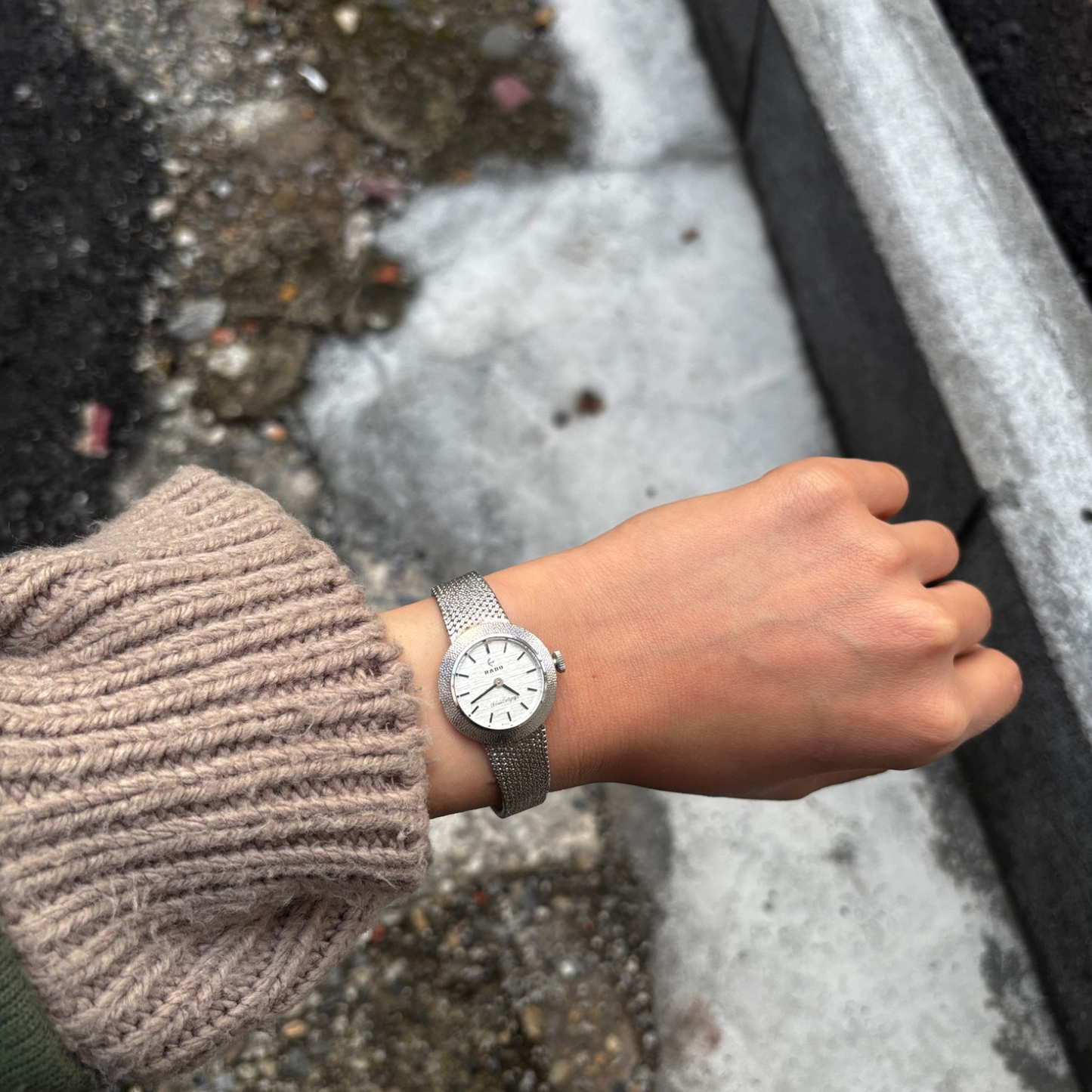 RADO ラドー / シルバーコロニー/ ヴィンテージ / 銀無垢 silver925 / 腕時計 / 1970年代前後推測 / rado-553-01　正美堂女性スタッフ着用イメージ