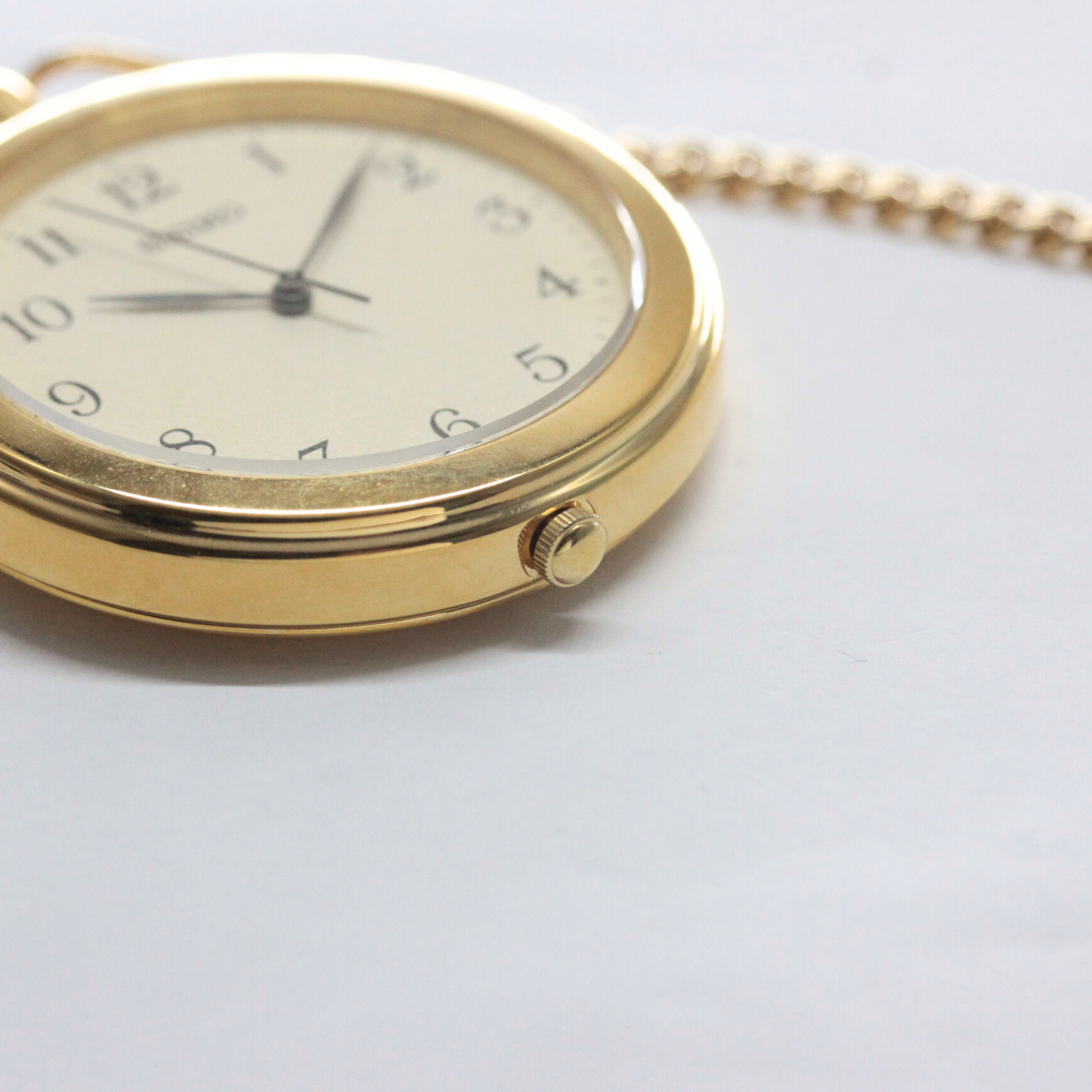 時刻調整をするリューズ部分