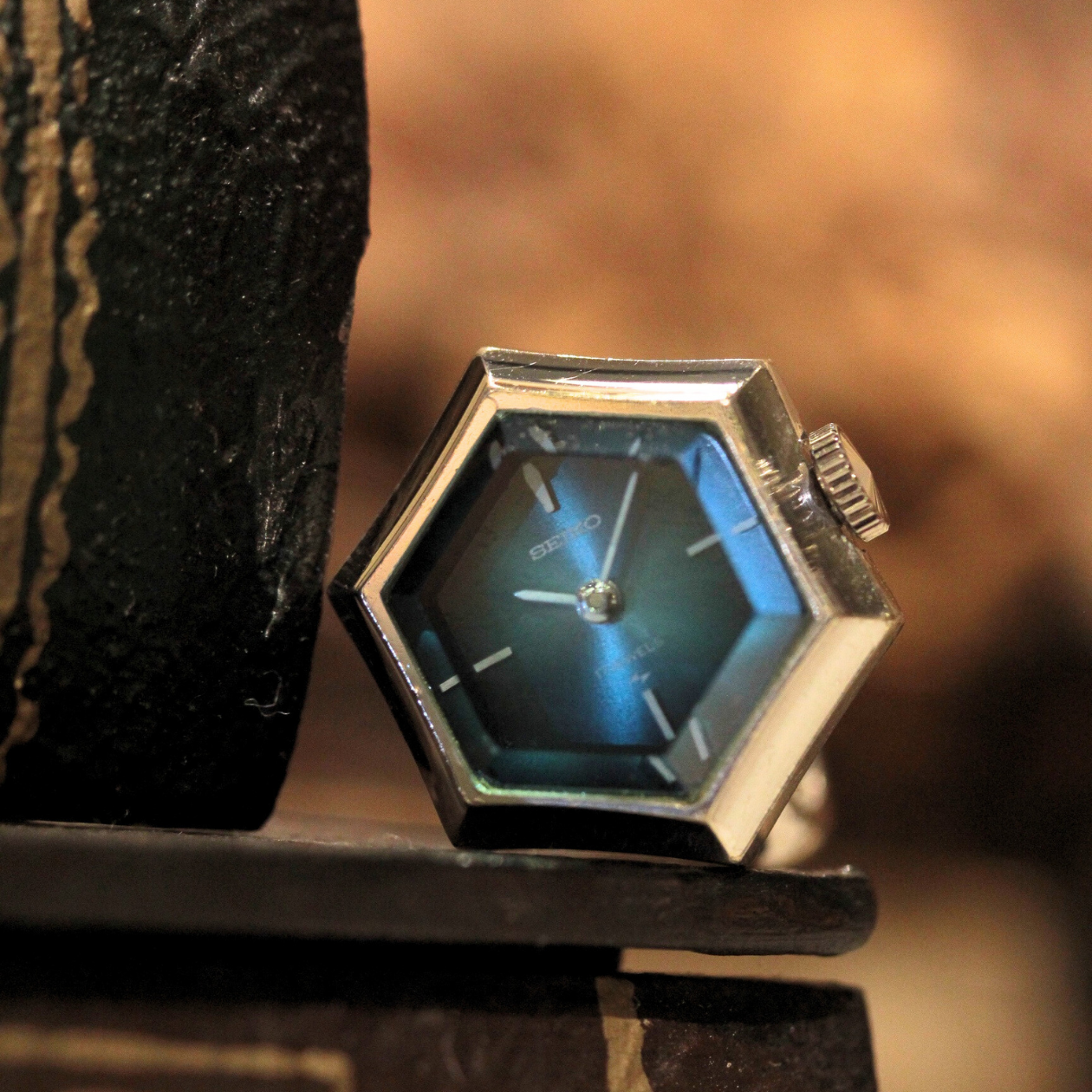 美しいブルーの文字盤