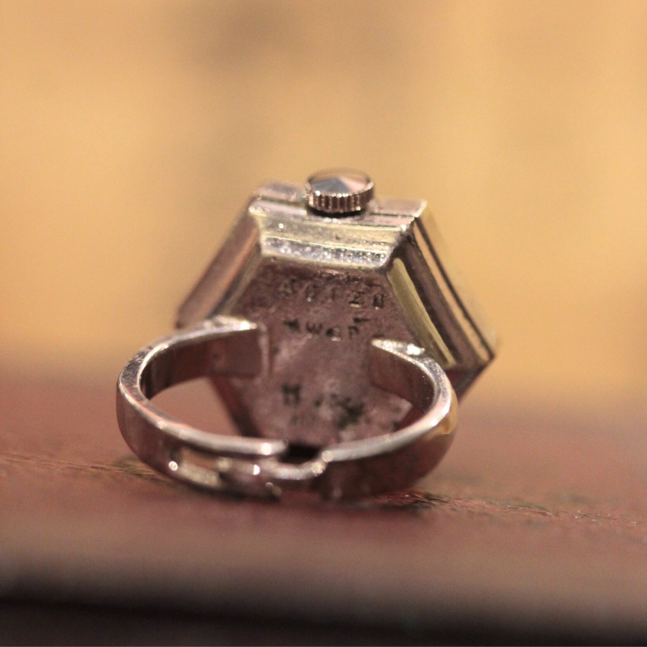 本体裏のシリアルナンバーから、1975年前後に製造されたものと推測できます。