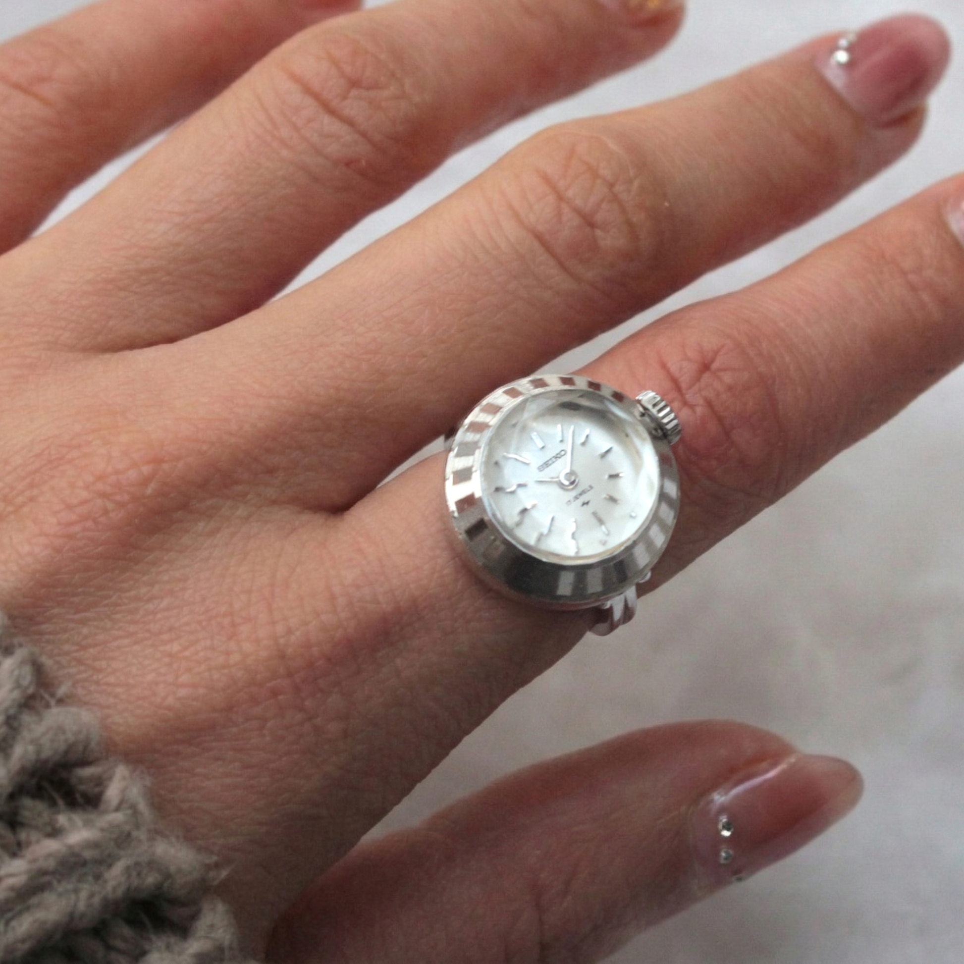 SEIKO / セイコー / 1967〜1979年頃 手巻き式 / リングウォッチ / リングボックス付 / seiko-604-07　正美堂女性スタッフ着用イメージ