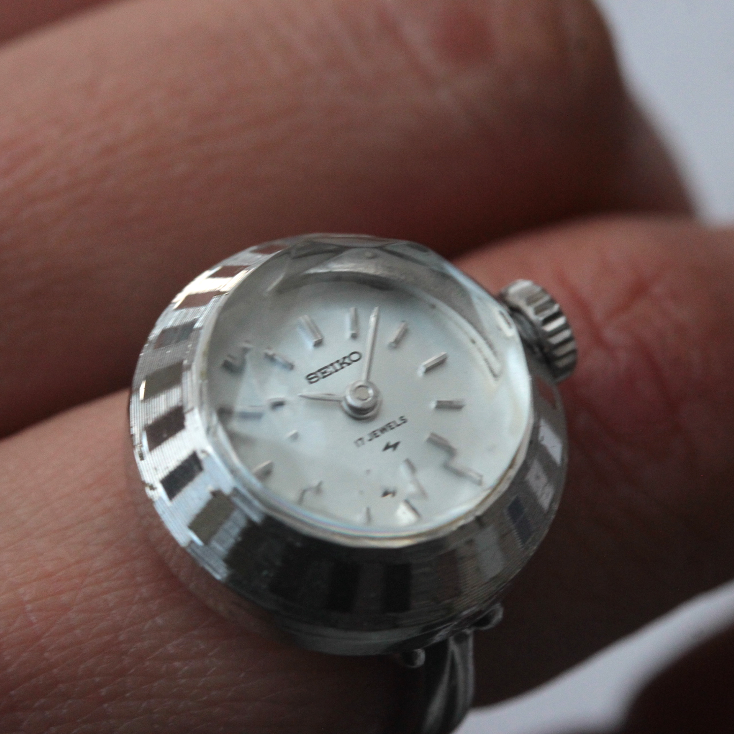 SEIKO / セイコー / 1967〜1979年頃 手巻き式 / リングウォッチ / リングボックス付 / seiko-604-07　正美堂女性スタッフ着用イメージ