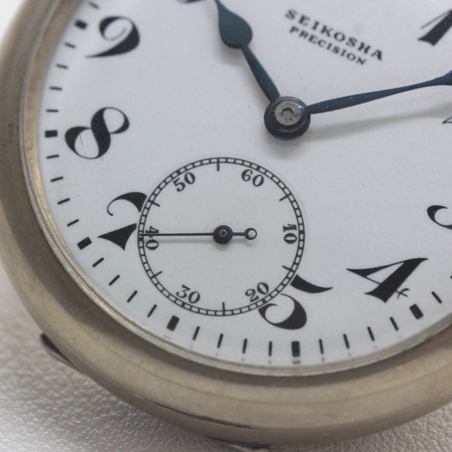 6時方向には秒針を表示するスモールセコンド