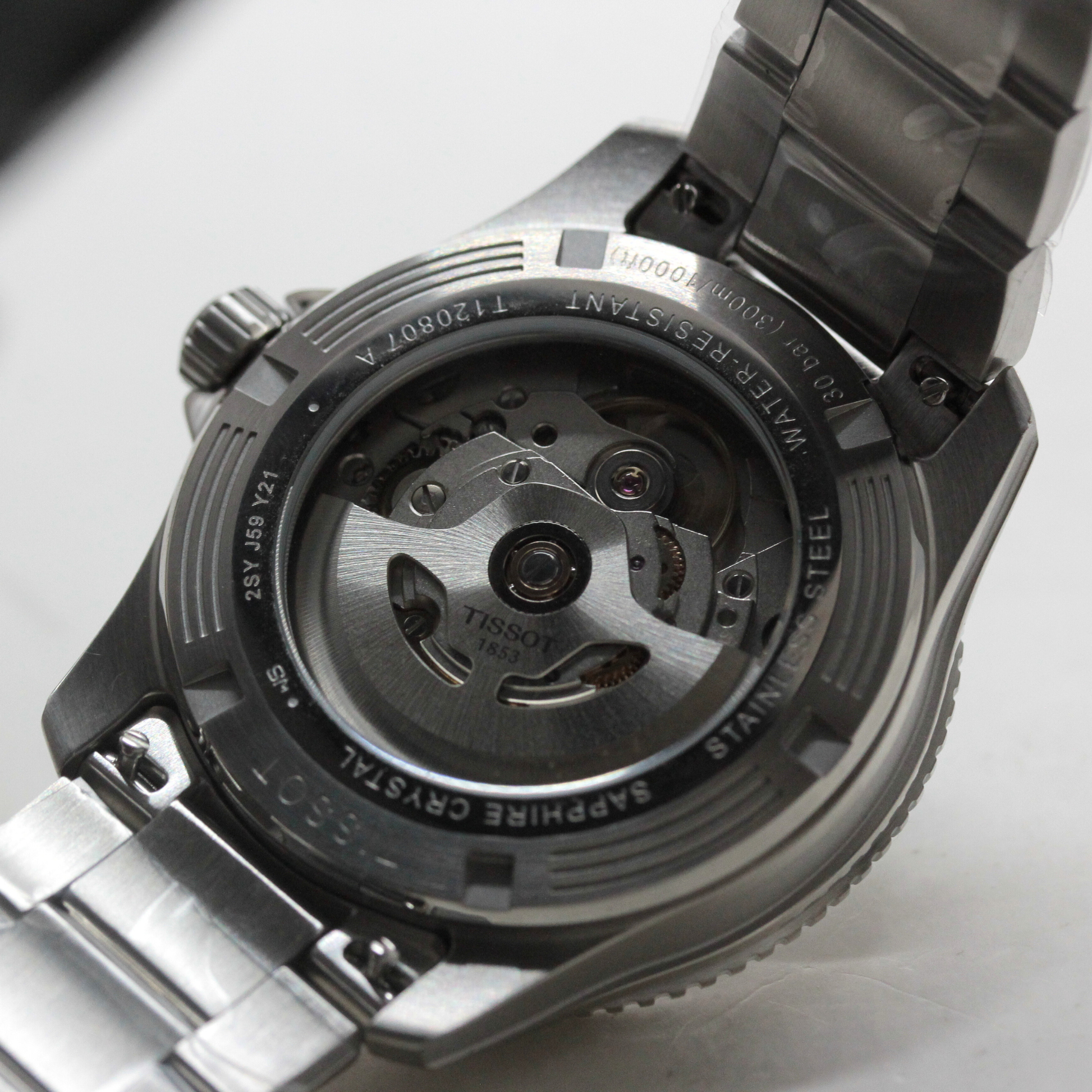 シースルーバックになった裏面