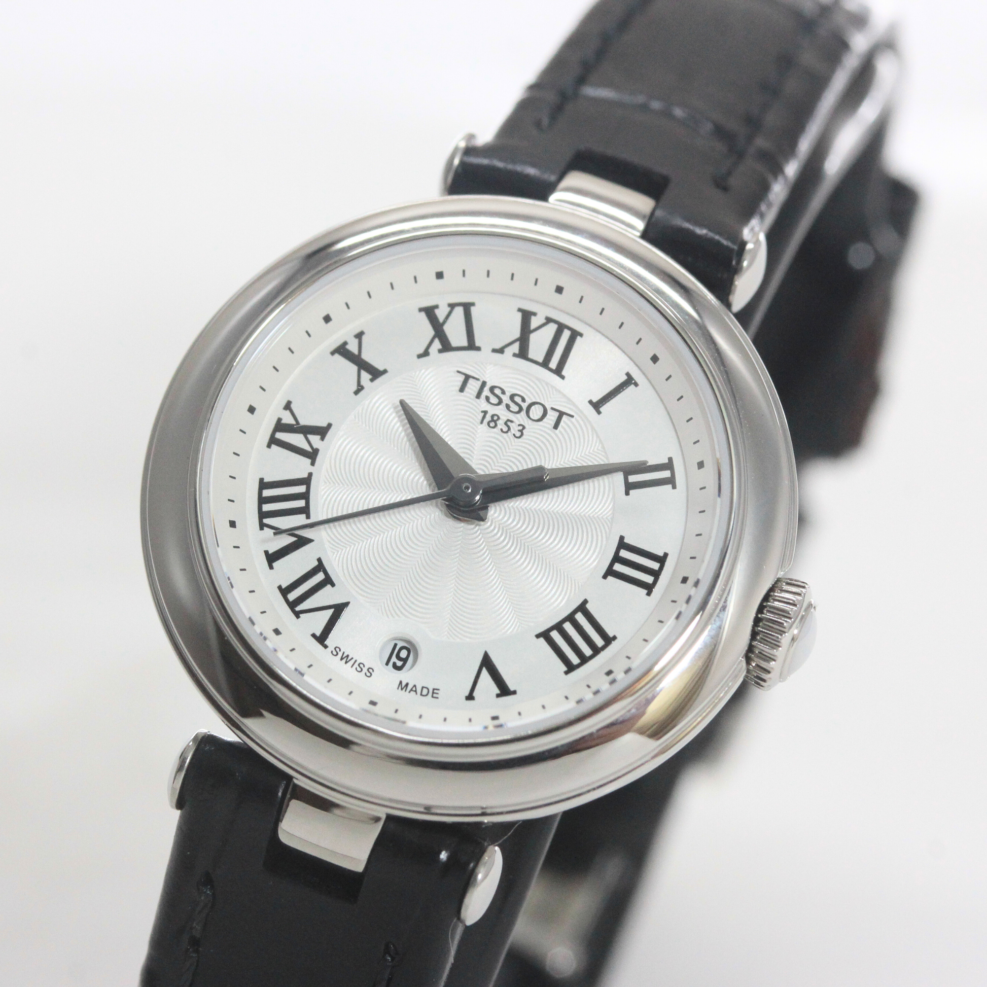 繊細なギョーシェ模様の文字盤と、小さめなケースサイズが女性の腕にぴったり。TISSOT ベリッシマ クォーツ腕時計。