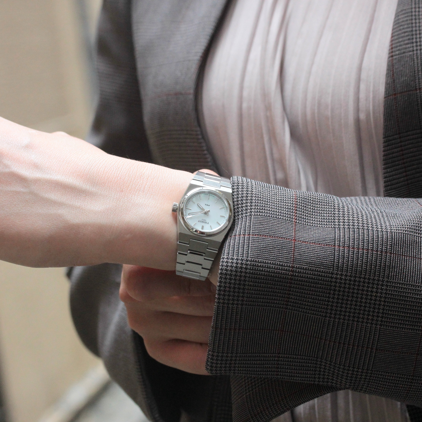 ビジネスウーマンの腕にもよく似合う大きさ