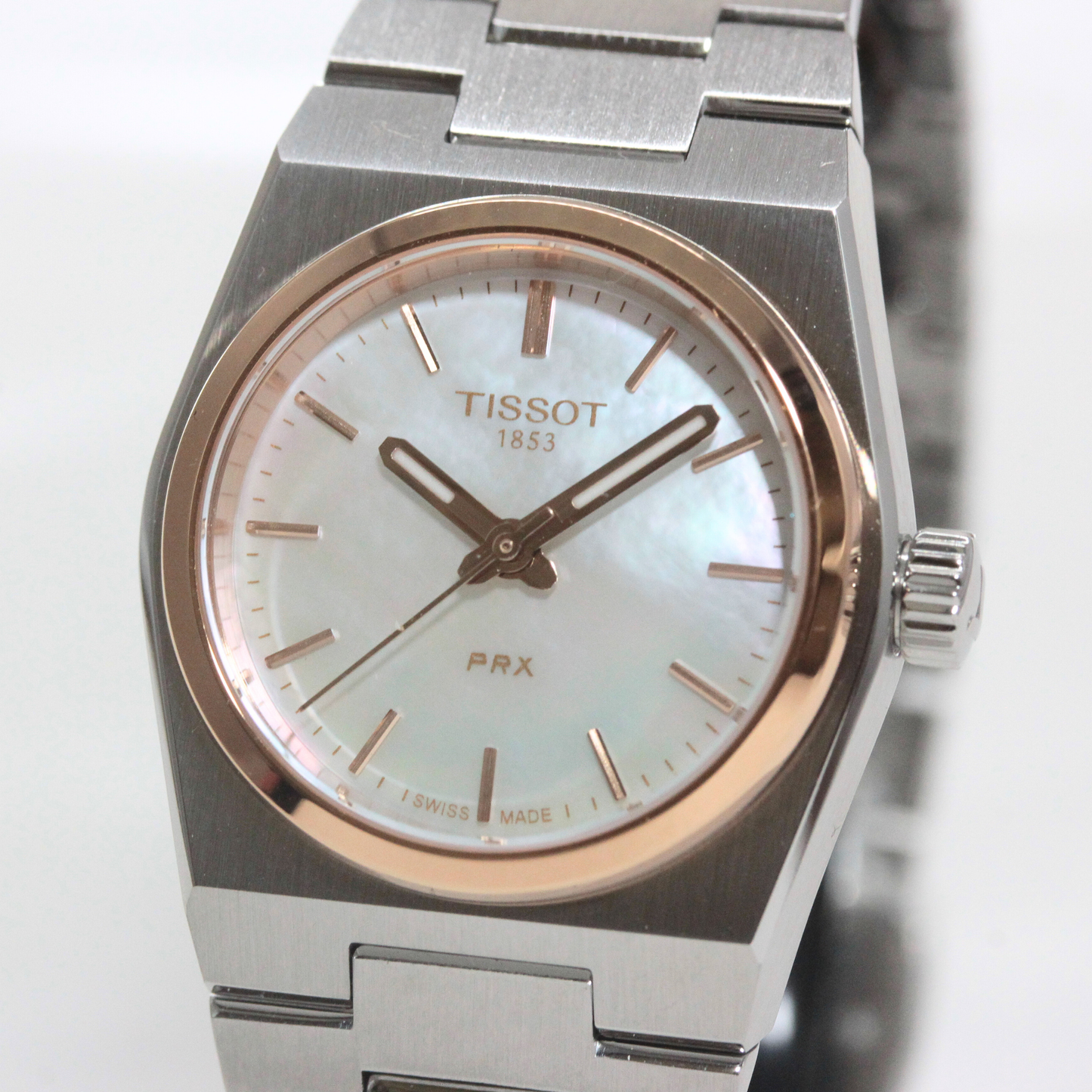 ピンクゴールドの縁と、マザーオブパールの文字盤は可愛らしい腕時計