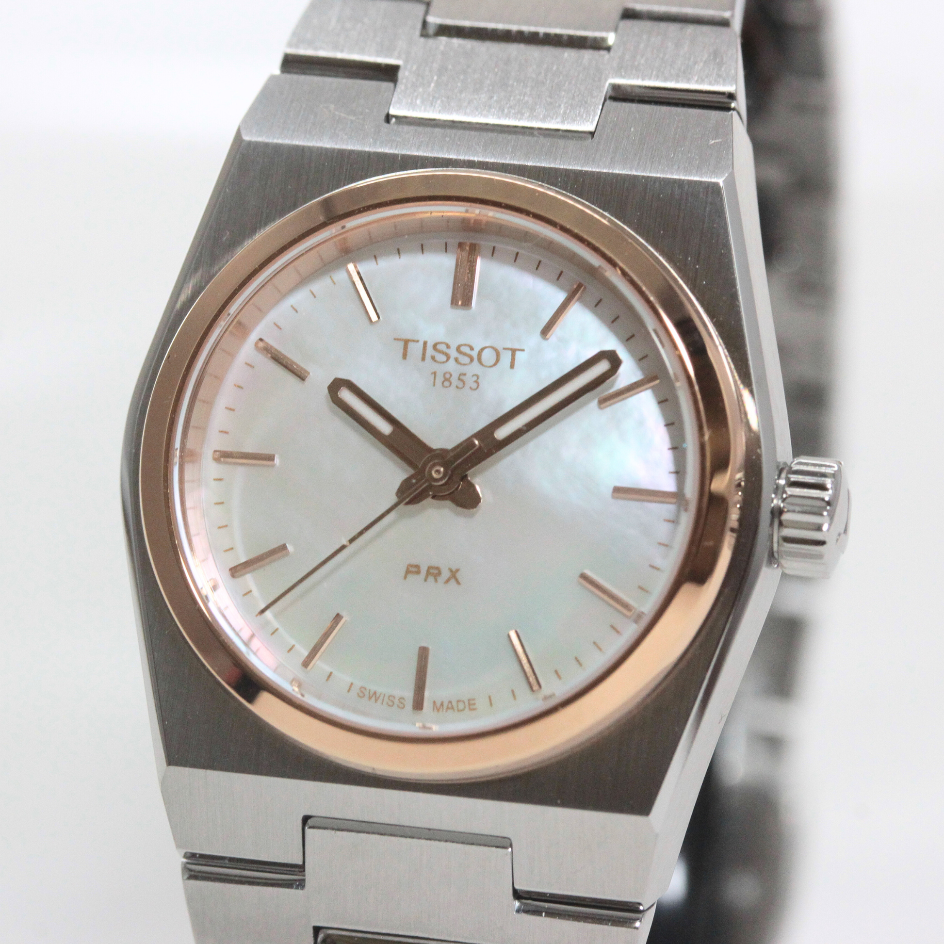 ピンクゴールドの縁と、マザーオブパールの文字盤は可愛らしい腕時計