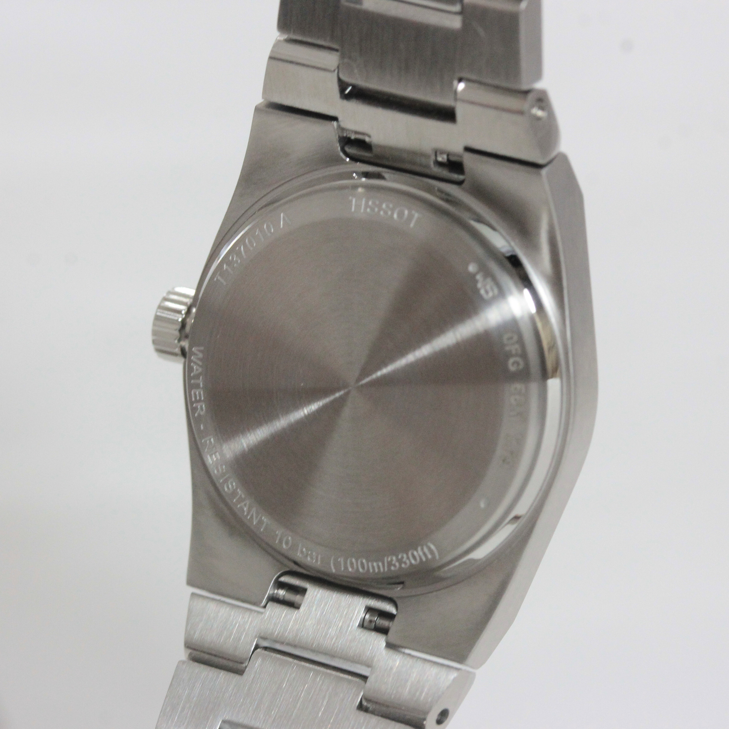 シンプルな本体裏には正美堂時計店で刻印が可能です。