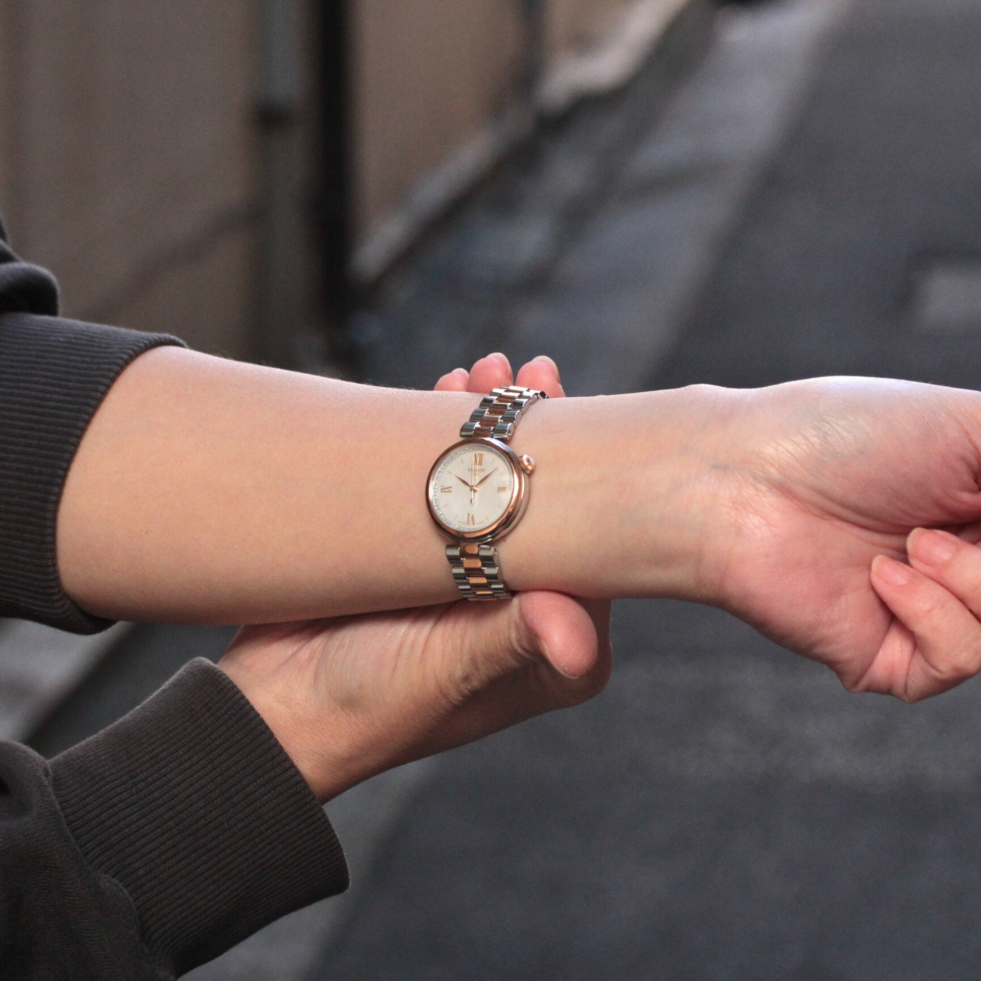 正美堂時計店 女性スタッフ着用イメージ　正美堂撮影 TISSOT(ティソ) デジール クォーツ ホワイト マザー・オブ・パール ローズゴールドPVDコーティング T152.010.22.118.00 腕時計