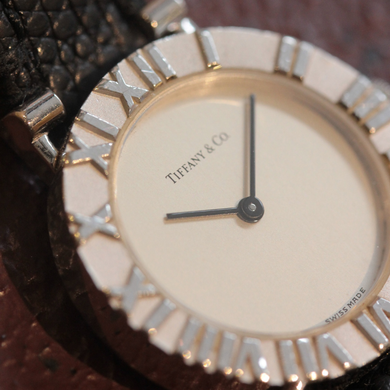 ケース素材には、スターリングシルバーと呼ばれるシルバー925（銀の含有率92.5％）が使用されています。