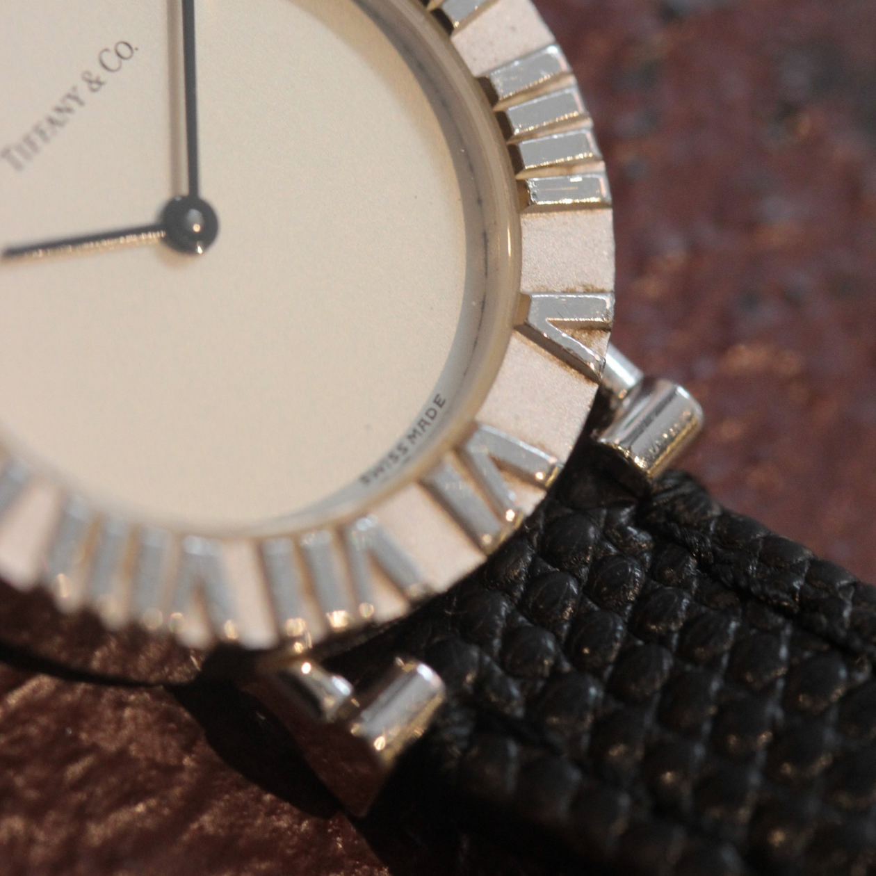 浮き出たローマ数字をケース外周に掘り込んだ独創的なデザインが特徴。