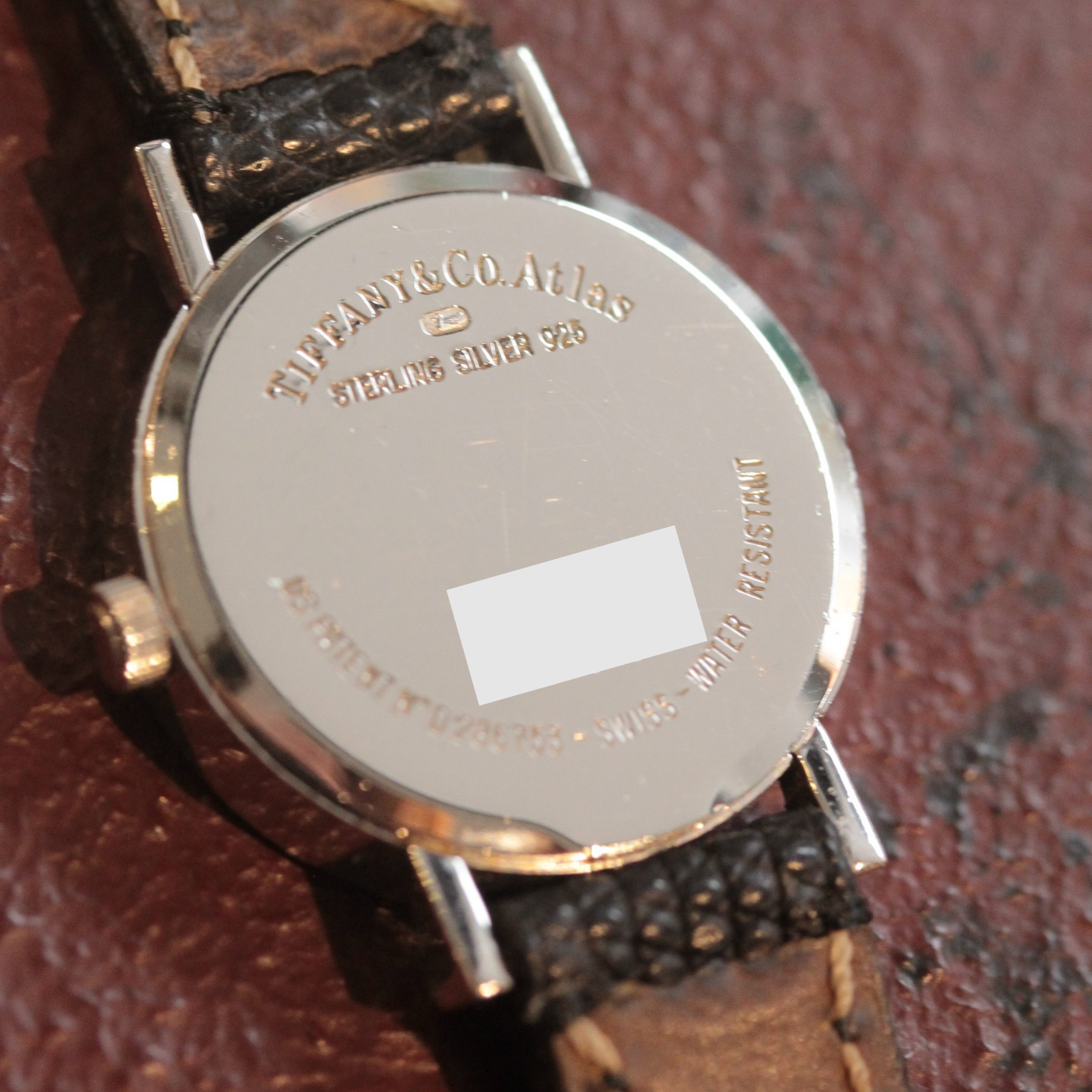 TIFFANY&Co. / ティファニー の
シンプルな2針のヴィンテージ腕時計の裏蓋