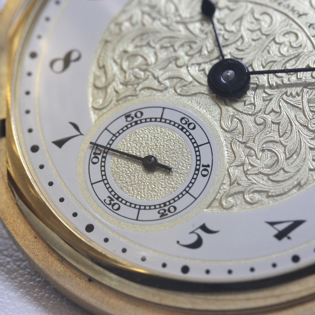 ６時方向には秒針を表示するスモールセコンド