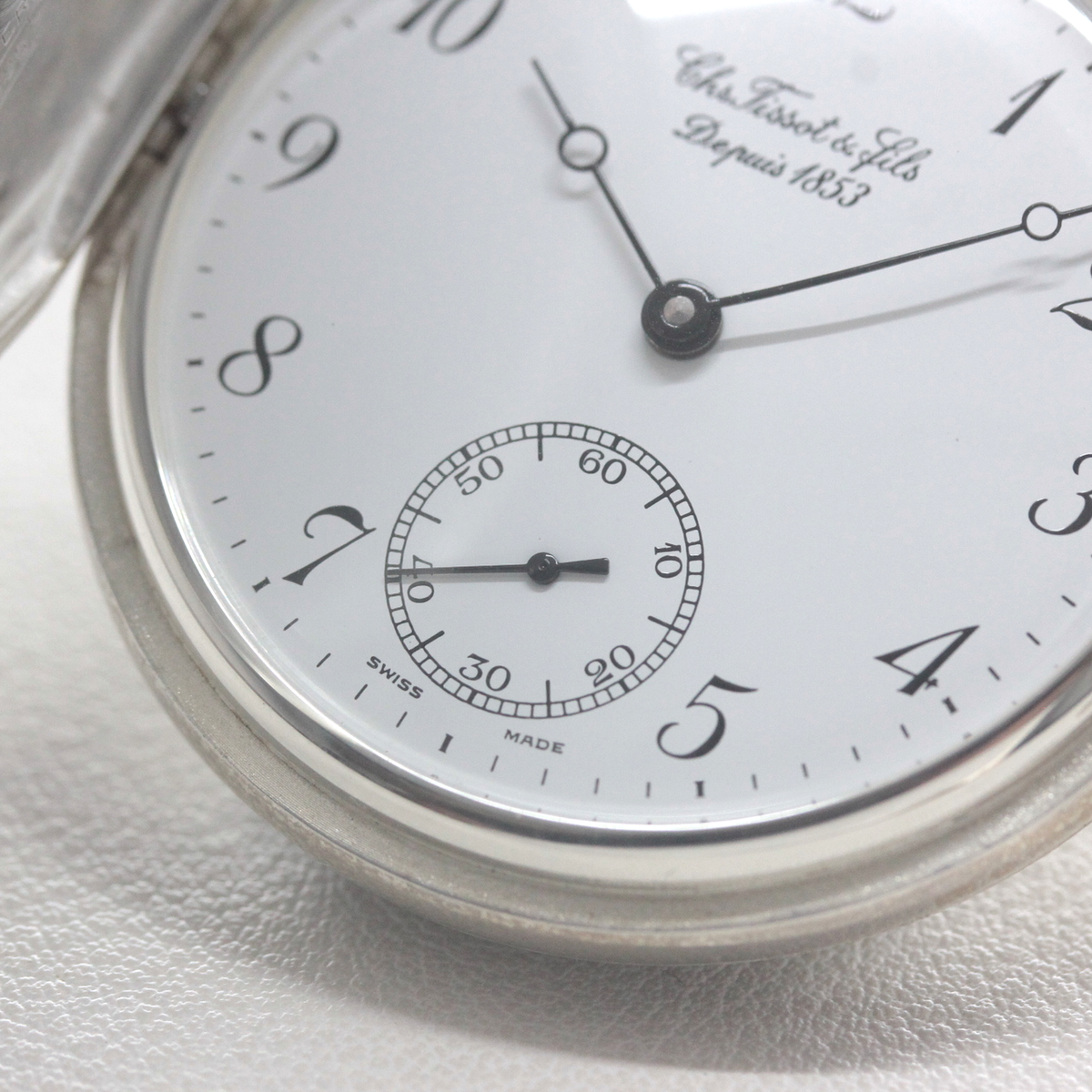 6時方向には秒針を独立して表示するスモールセコンド