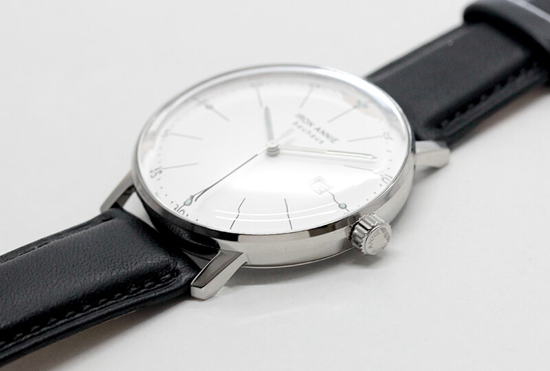 バーインデックスとシルバーカラーのシックなデザインのクォーツ腕時計
