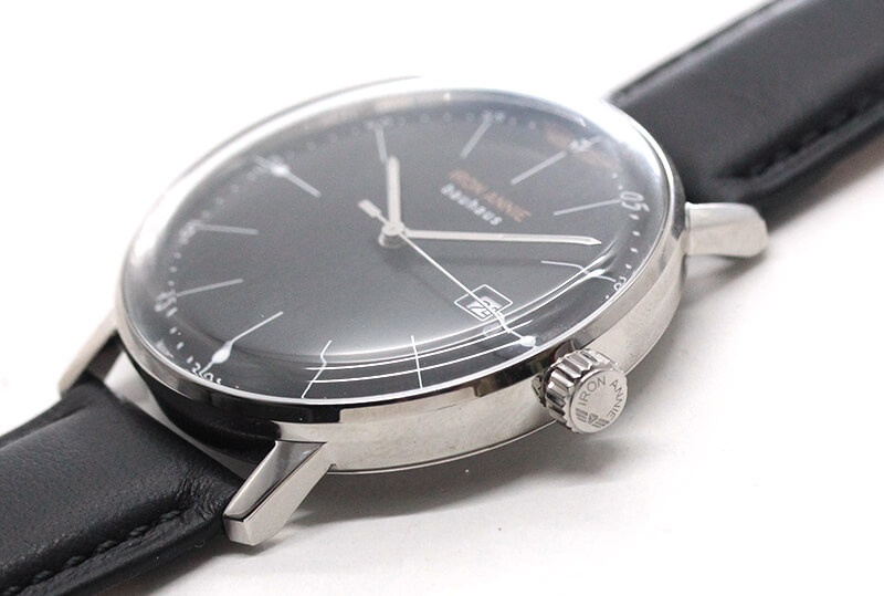 バーインデックスとシルバーカラーのシックなデザインのクォーツ腕時計
