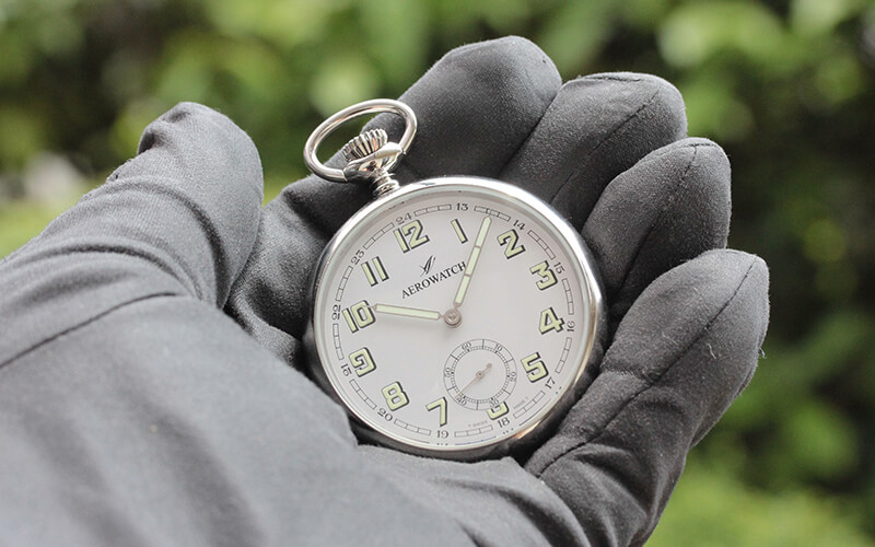白い文字盤が印象的な手巻き式懐中時計　AERO(アエロ)手巻き式懐中時計　50616aa04