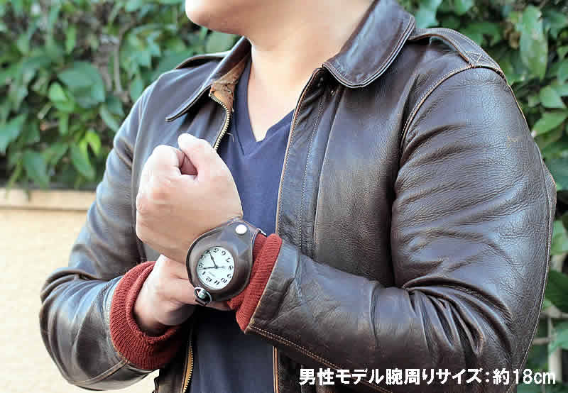 正美堂オリジナル　懐中時計専用レザーベルト　男性モデル試着画像