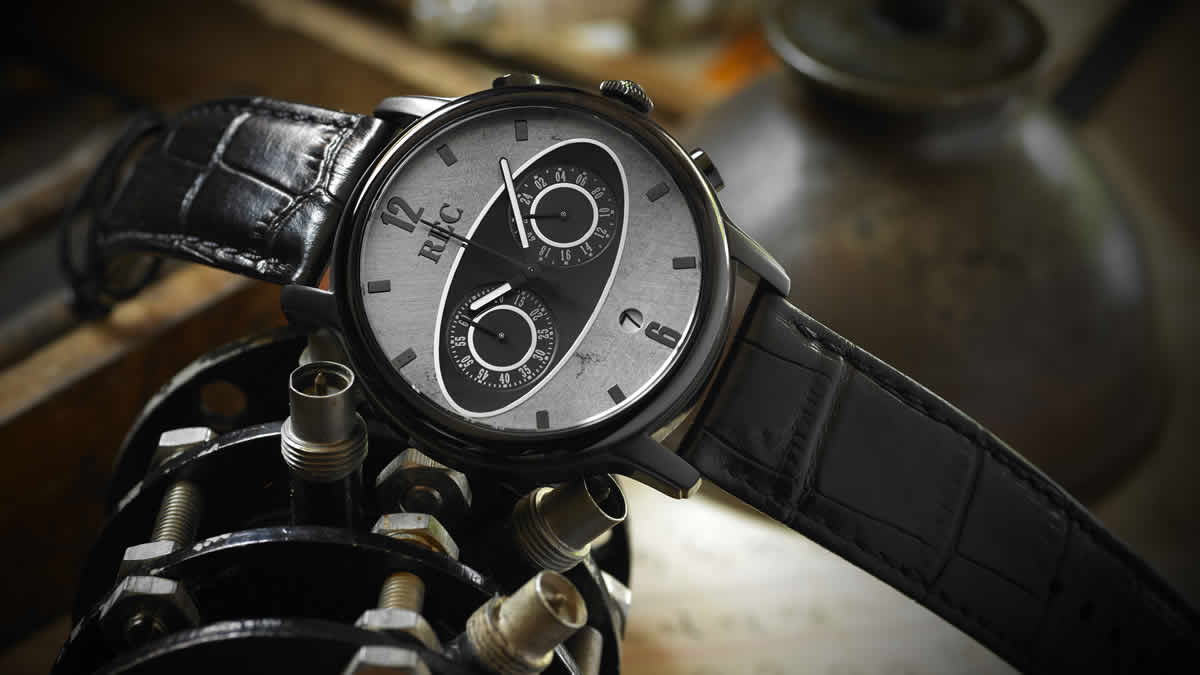 クラシックカーの代名詞として知られるMini Mark 1&2のダッシュボードのデザインをモチーフの腕時計。