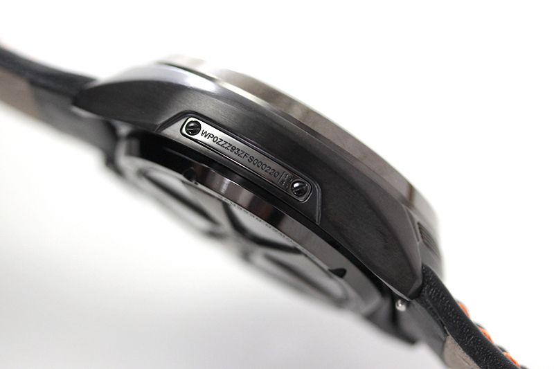 REC(レック)腕時計 the901 自動巻きメンズウォッチ　実際に素材として使用されたポルシェ実車の製造年が刻まれたケース側面