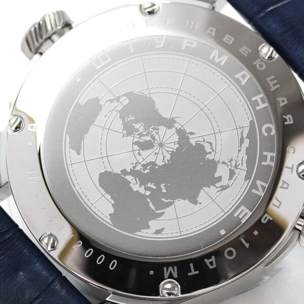 時計の裏側にも地球儀の刻印