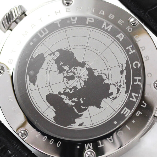 時計の裏側にも地球儀の刻印