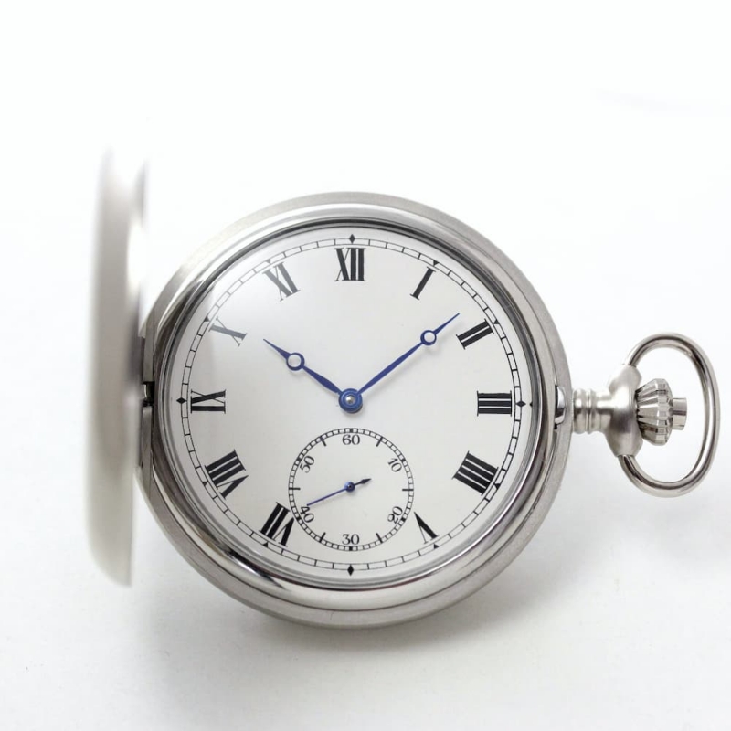 スイス製手巻き式ムーブメントをベースにした時計