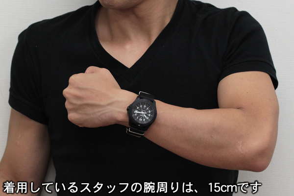 トレーサー腕時計 正美堂 男性スタッフ着用全体画像