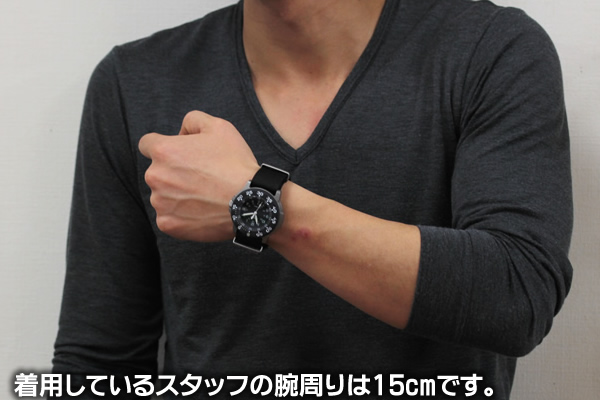 トレーサー腕時計 正美堂 男性スタッフ着用全体画像