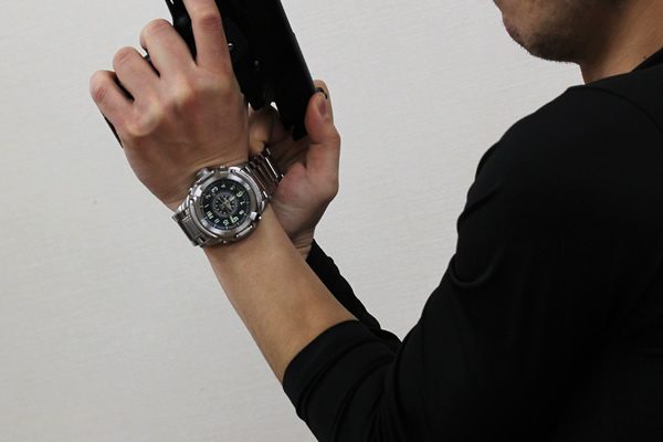 USAGENCY腕時計 正美堂 男性スタッフ着用全体画像