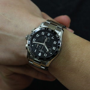 VICTORINOX ビクトリノックス 腕時計 正美堂 男性スタッフ着用画像